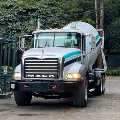 Equipo de trabajadores colando concreto premezclado en casa particular, Naucalpan